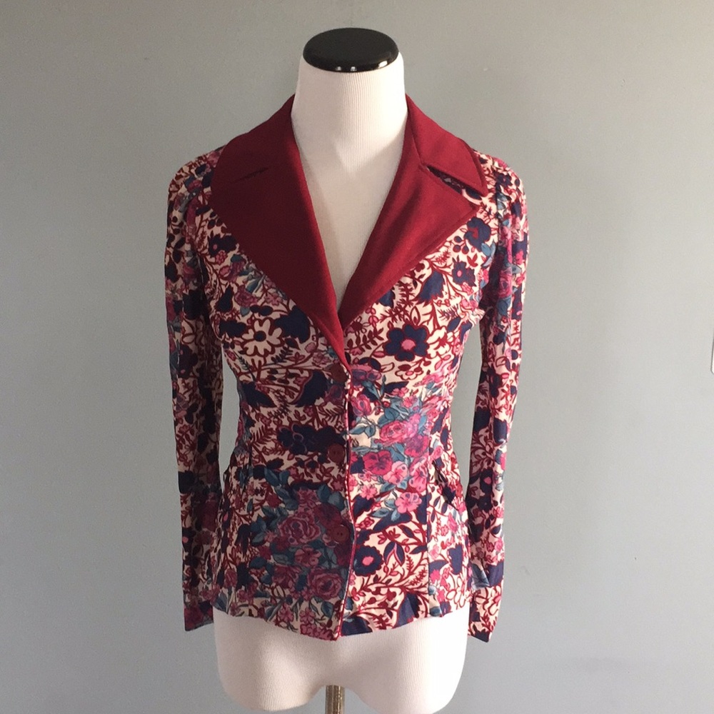 Vintage 70’s oversized collar and floral top