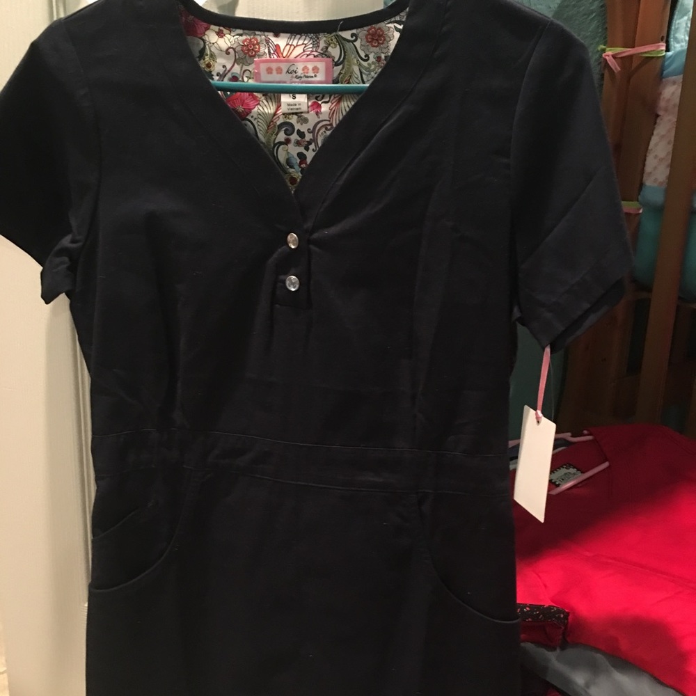 ✅SOLD✅Koi women's navy scrub top with snaps