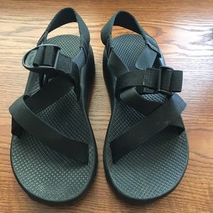 Size 7 in men’s/9 in women’s black Chaco sandals