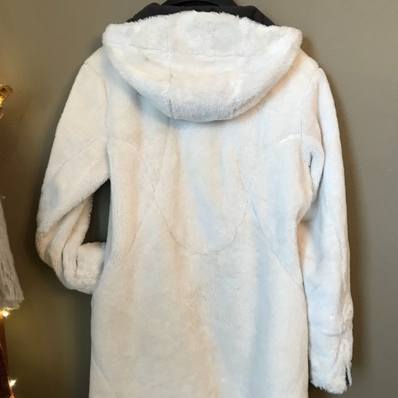 Flattering Mountain Hardware Jacket. - Picture 2 of 5