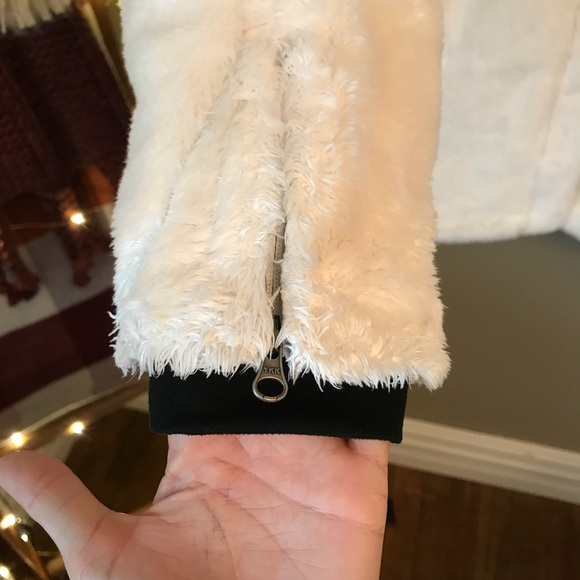 Flattering Mountain Hardware Jacket. - Picture 5 of 5