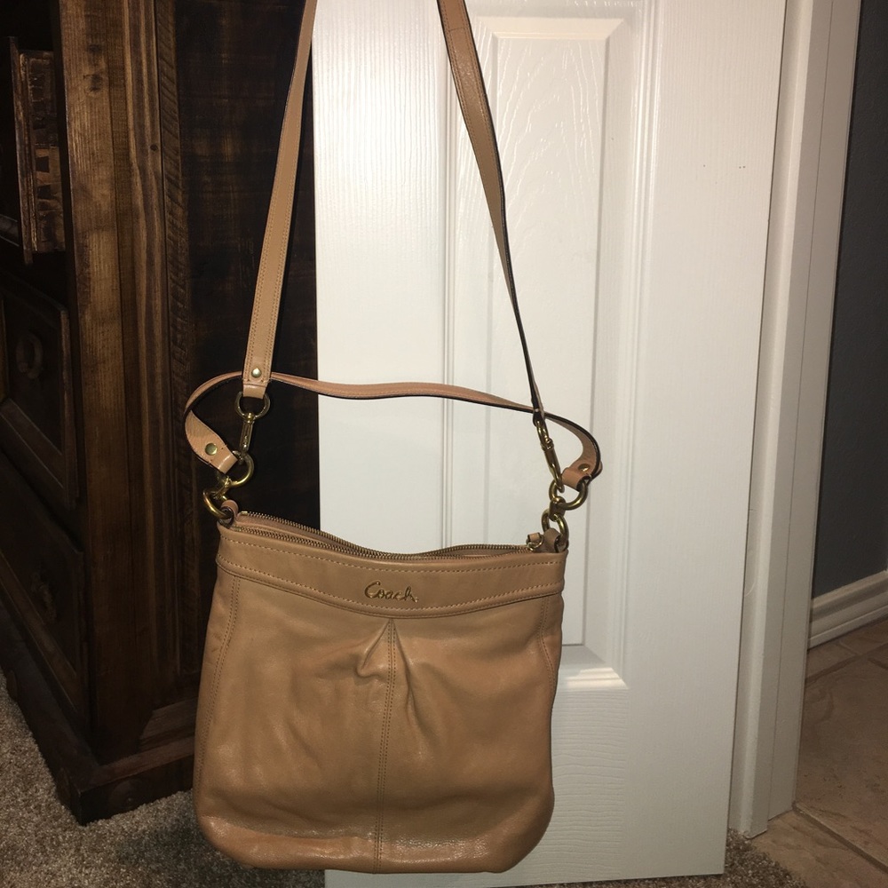 ✅SOLD✅Coach leather crossbody in camel / khaki