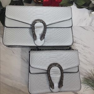 Woman cross body chain bag