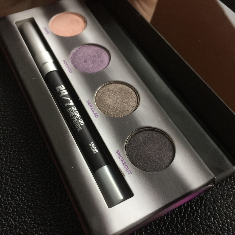 Urban Decay Vices Palette includes a liner