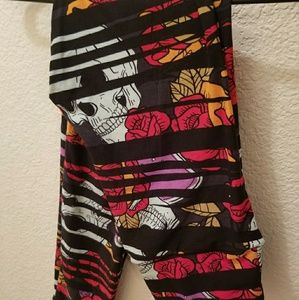 Lularoe skulls and roses leggings
