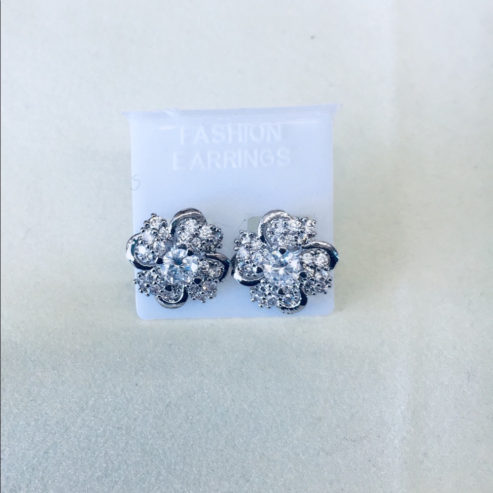 Beautiful White Stone Flower Earrings 🌸