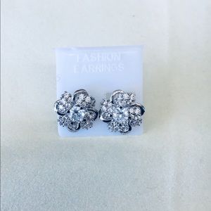 Beautiful White Stone Flower Earrings 🌸