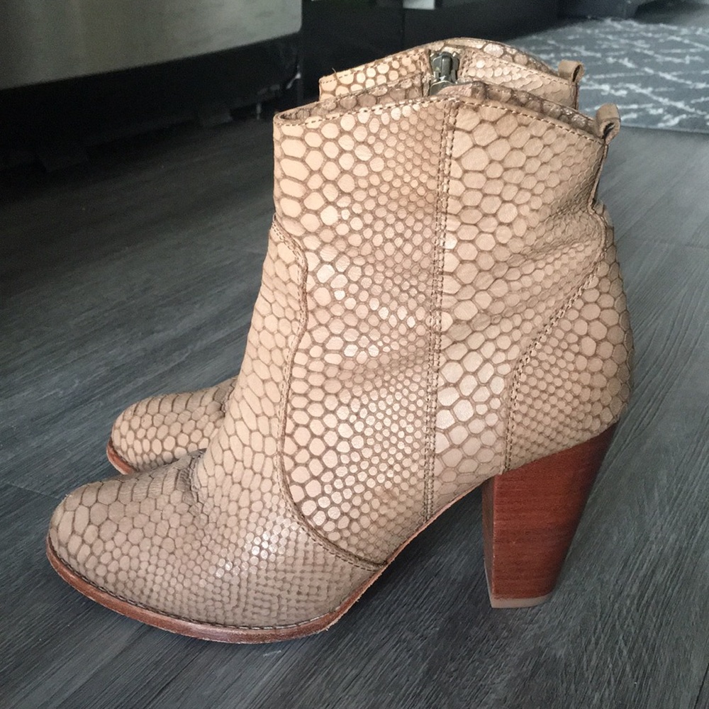 Joie textured boots