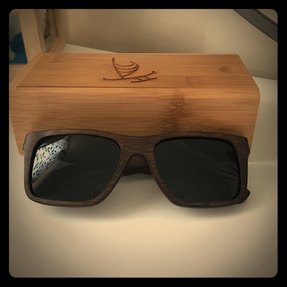 Brown frame wayfarer style sunglases