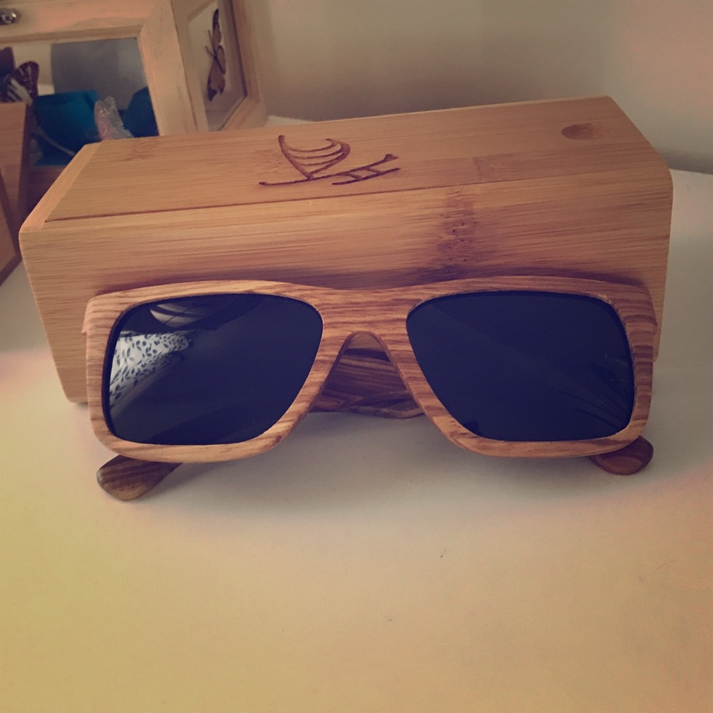 Tan frame wayfarer style sunglases