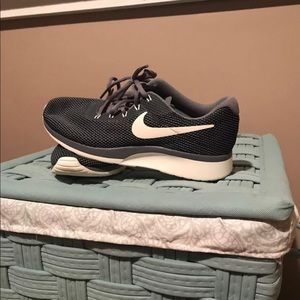 Size 9 Women’s Nike Sneakers