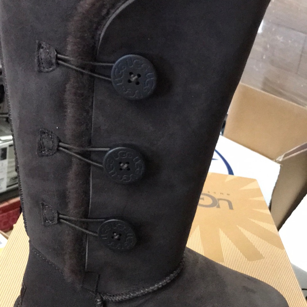 UGG W BAILEY BUTTON TRIPIT CHOCOLATE SIZE 7