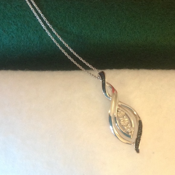 💙 SWIRL BLUE/ WHITE DIAMOND NECKLACE ⭐️ ( 1 LEFT) - Picture 2 of 4