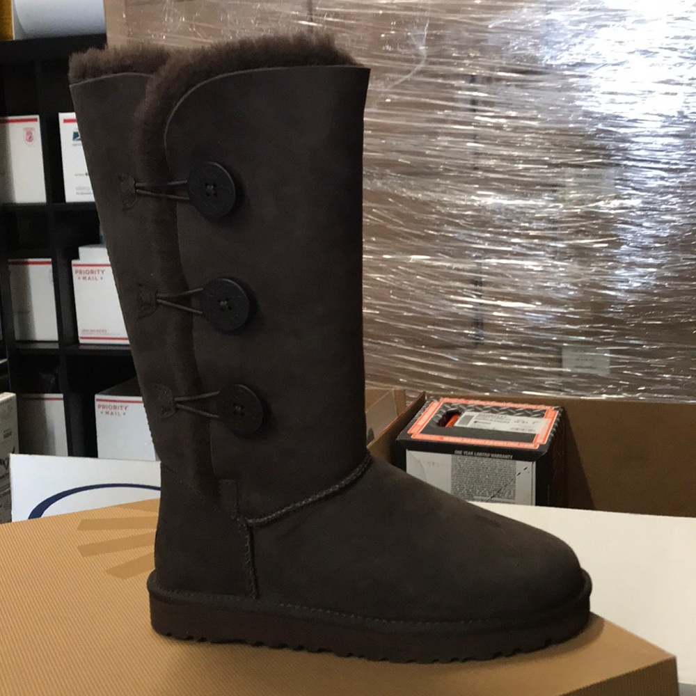 BIG SALE! UGG W BAILEY BUTTON TRIPLE CHOCOLATE SIZE 6