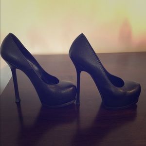 Saint Laurent Black Tribute pumps