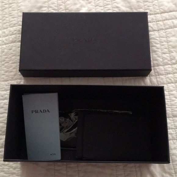 Prada box - Picture 2 of 3