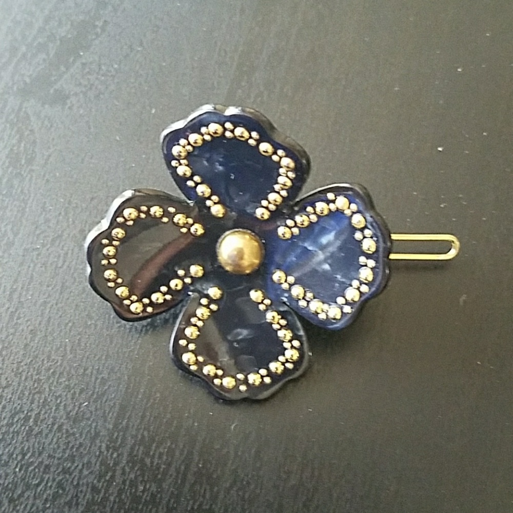 Black hairclip