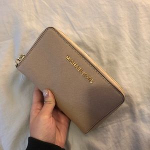 [SOLD] Michael Kors Zip Up Wallet