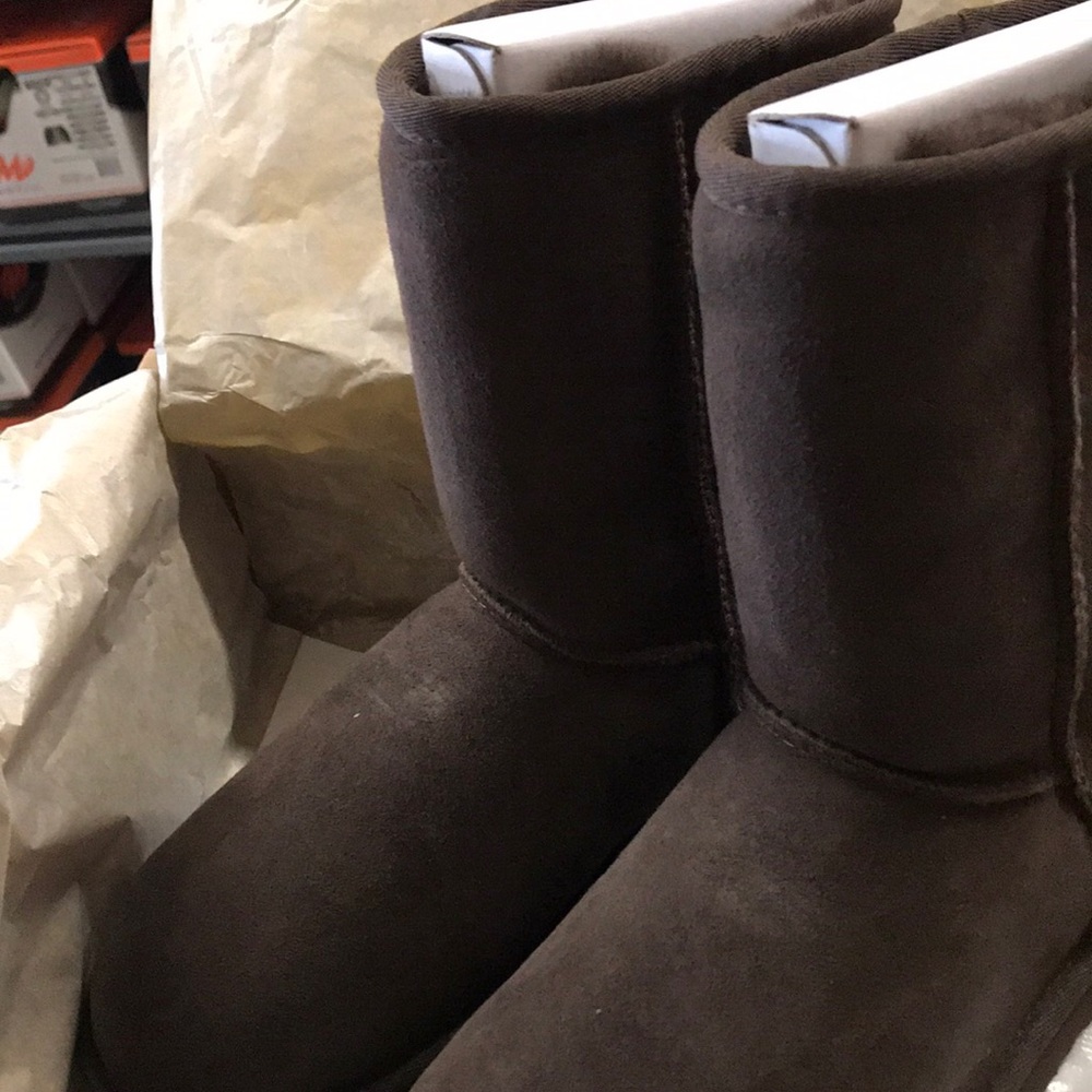 UGG W CLASSIC SHORT CHOCOLATE