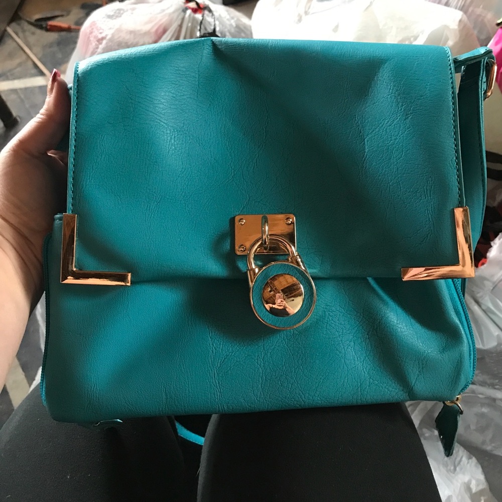 Cute turquoise purse! 💙