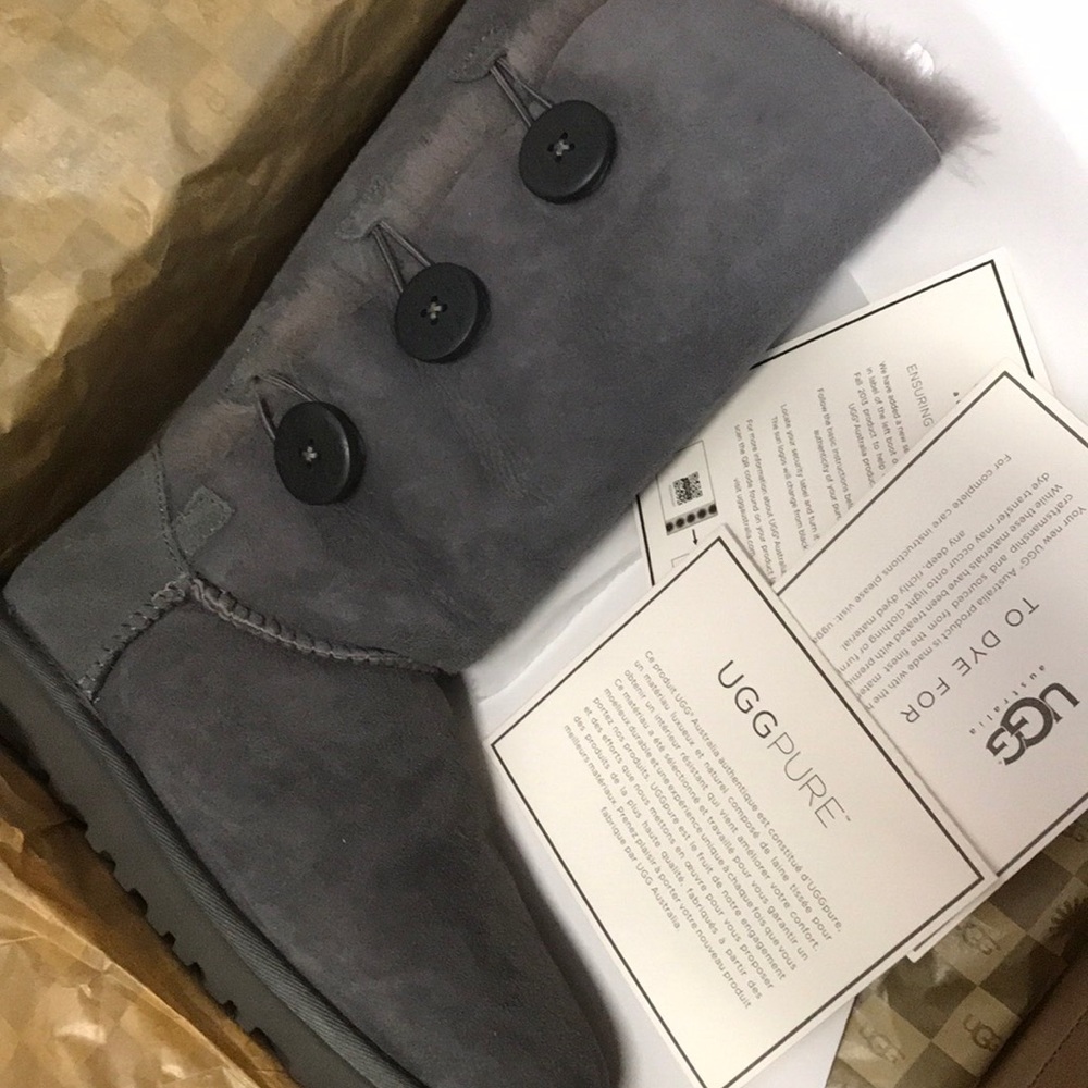 UGG BAILEY BUTTON TRIPLET GREY SIZE 6