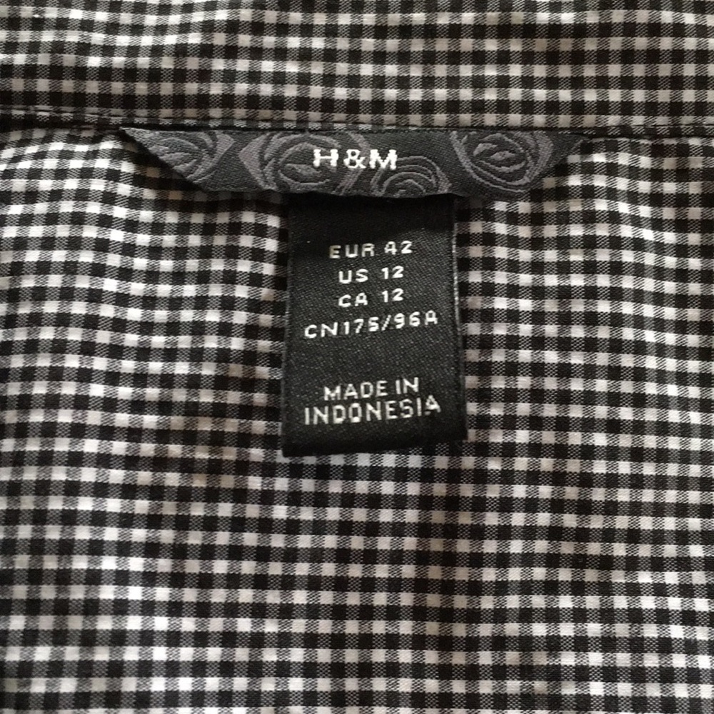 ✨ H&M Button Up Blouse ✨ - Picture 3 of 4
