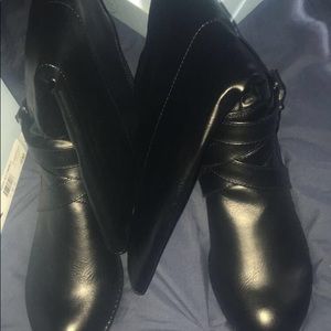 Brand new simply comfort boots. NEVER BEEN WORN‼️