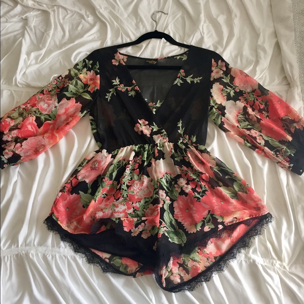 🌷NWOT🌷Black/pink floral romper w/lace