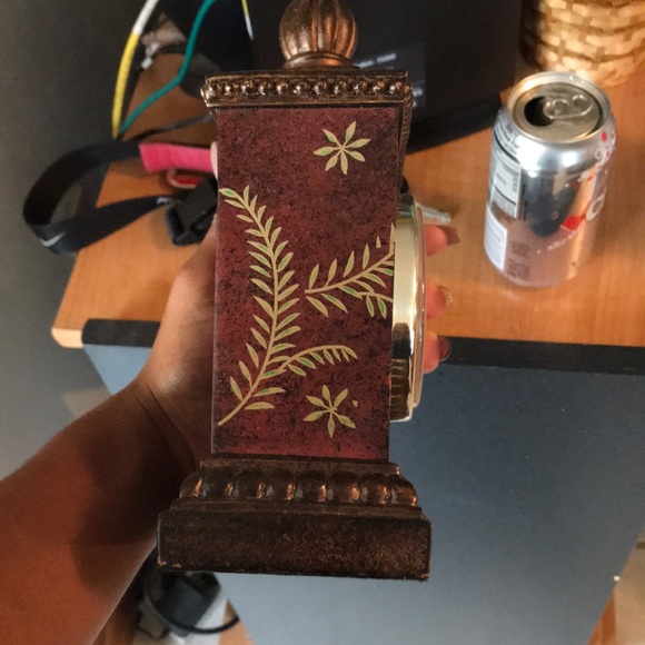 A vintage looking clock - Picture 3 of 4