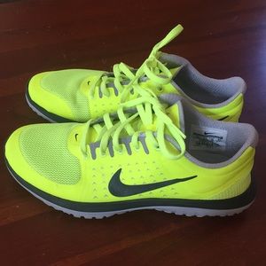 Nike neon yellow lightweight sneaker size 4Y