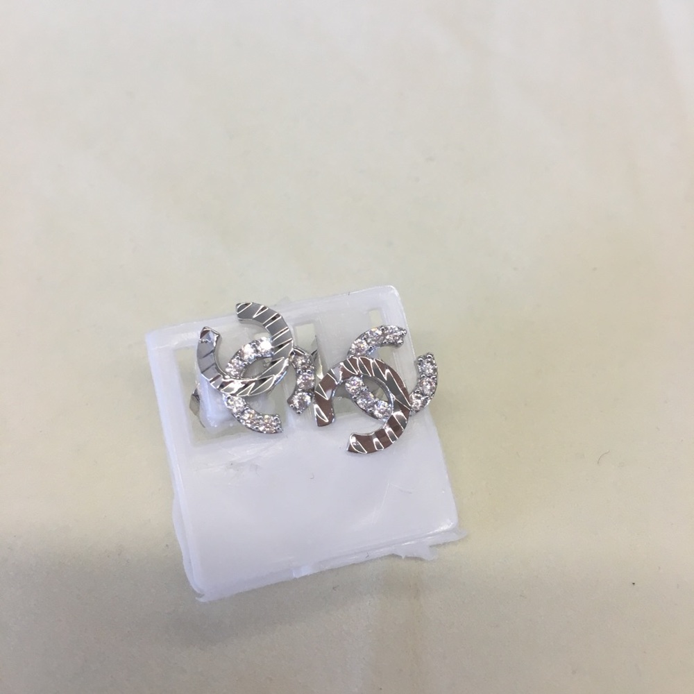White stone earring, brand new