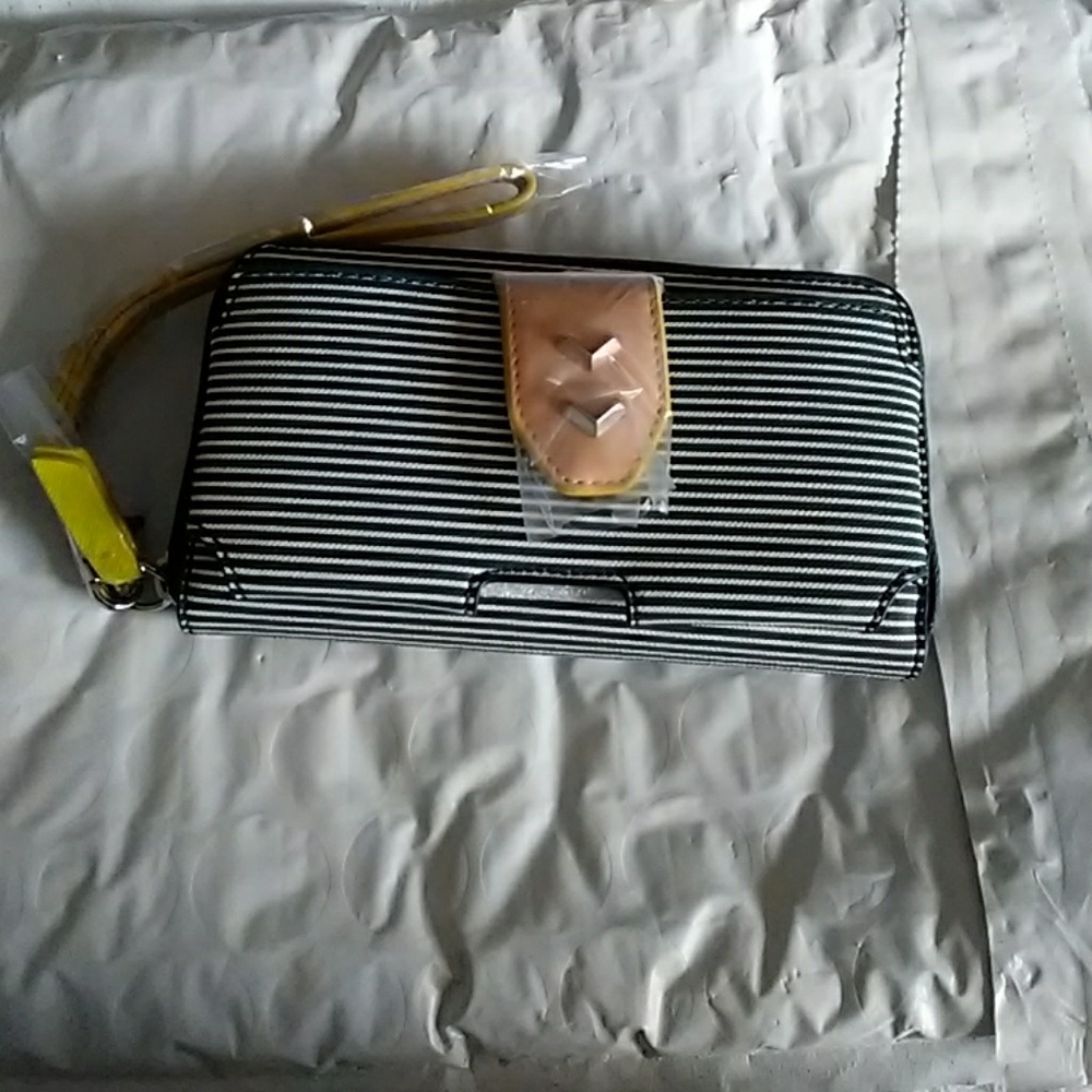 Madison Tech Wallet - Picture 2 of 3