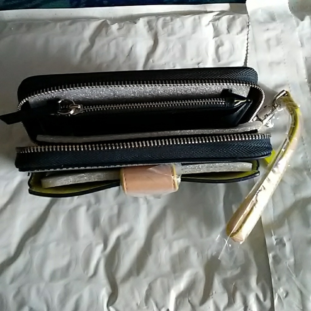 Madison Tech Wallet - Picture 3 of 3
