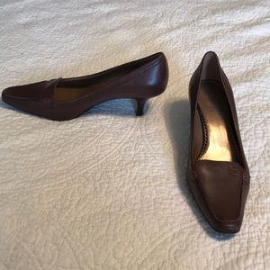 Brown leather closed toe heels!