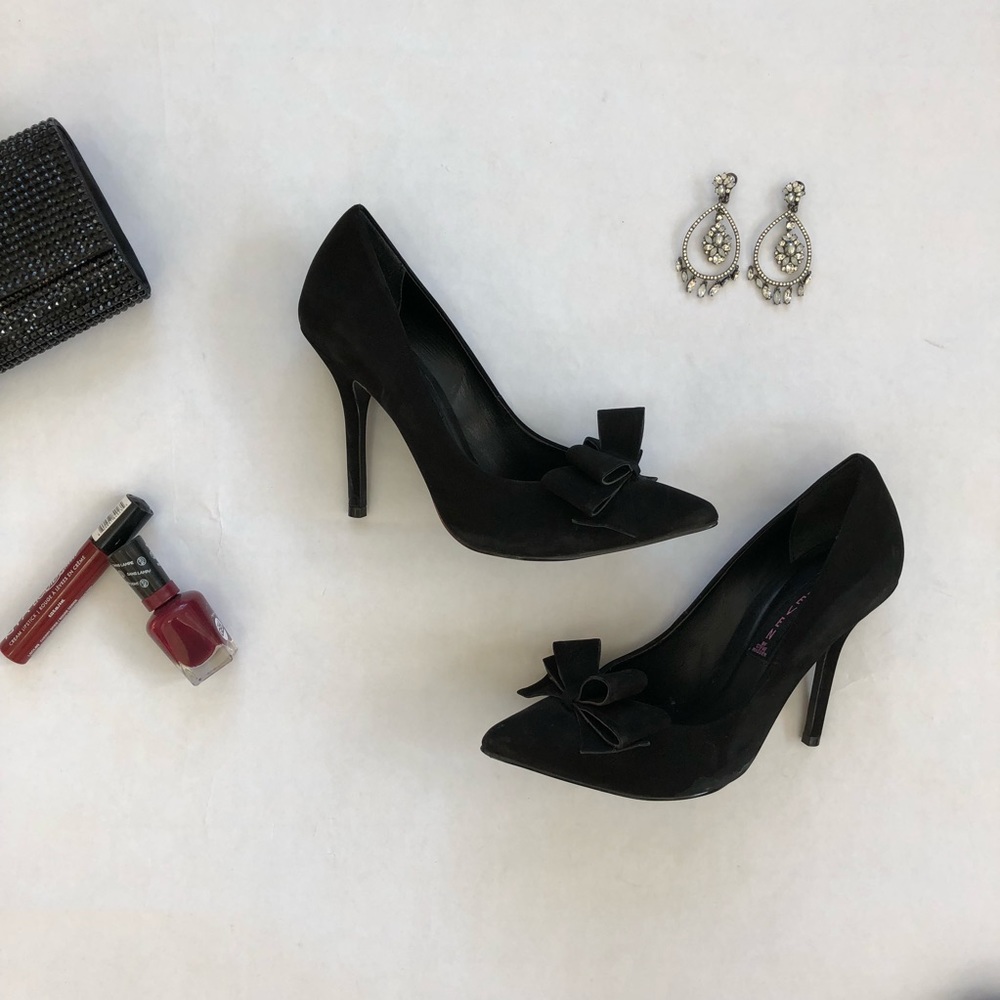 Steven Ravesh suede pump with bow. Black. Sz 8