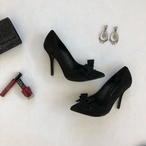 Steven Ravesh suede pump with bow. Black. Sz 8