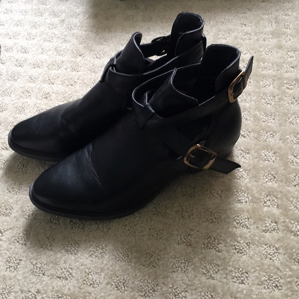 CUTE BLACK BOOTIES!!