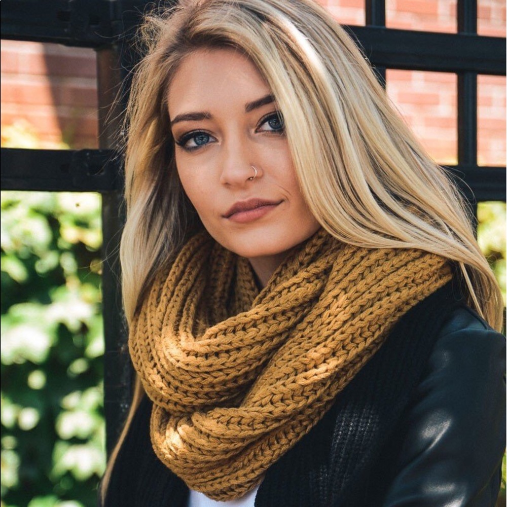 Chunky braided infinity scarf - Picture 2 of 3