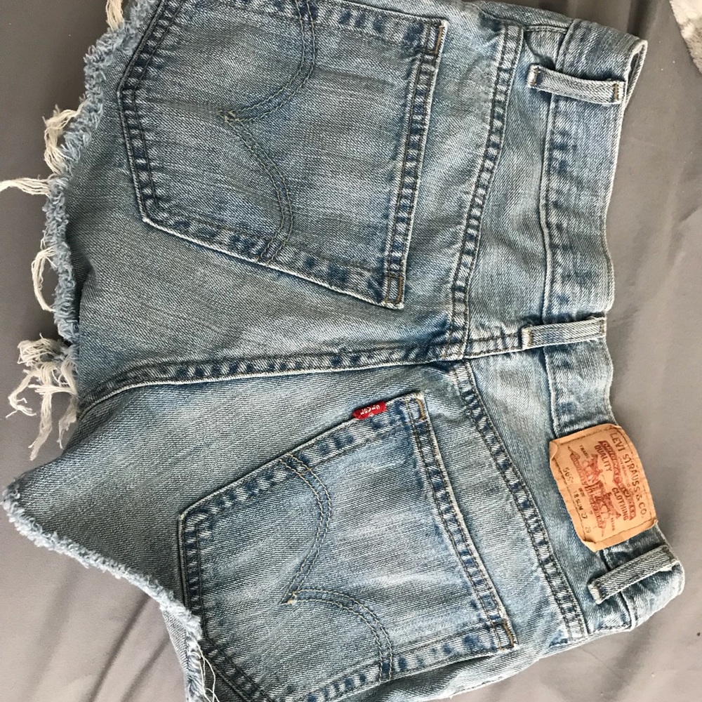 Levi’s Light Wash Cut Off Shorts - Picture 4 of 7