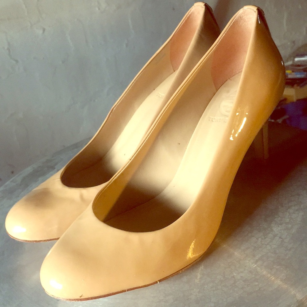 Tory Burch Round Toe Pumps