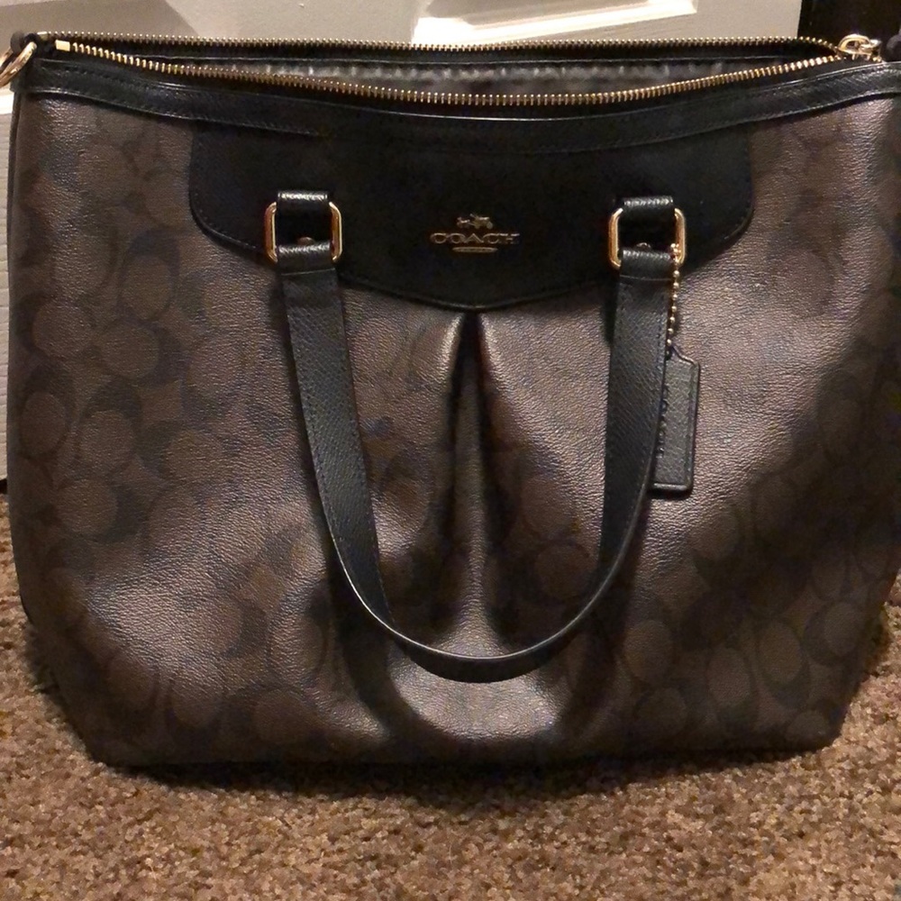 🔥🔥Authentic Coach signature purse🔥🔥