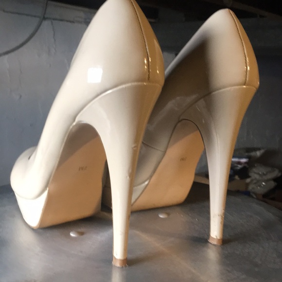G by Guess cream colored platform heels - Picture 2 of 3