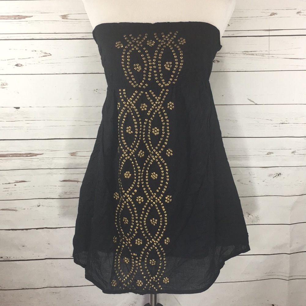 Simple little slip on strapless dress.