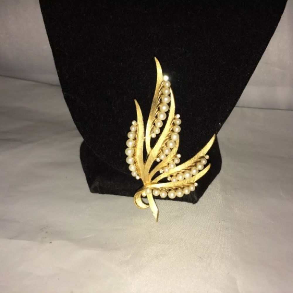 Vintage Crown Trifari Flowers/Leaves Large Brooch