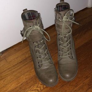 Combat boots