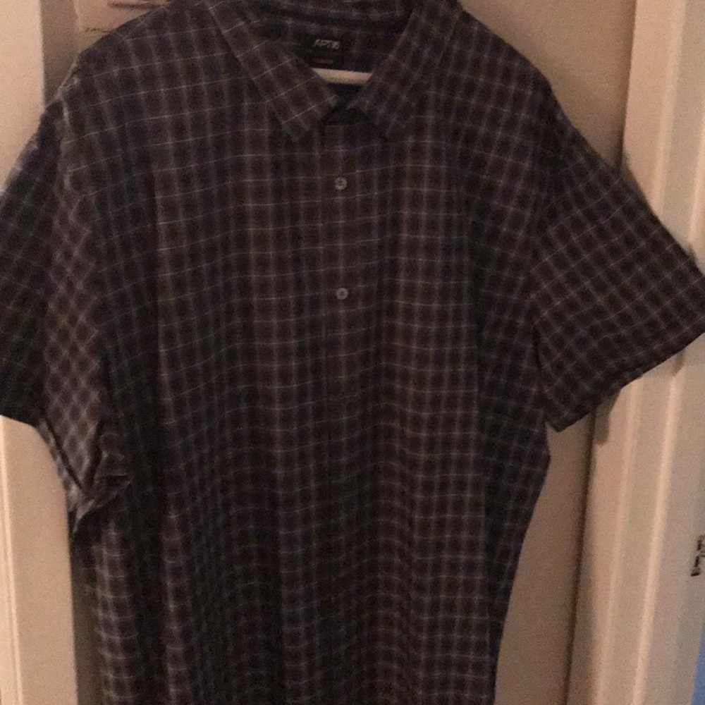 Men's short sleeve collared shirt
