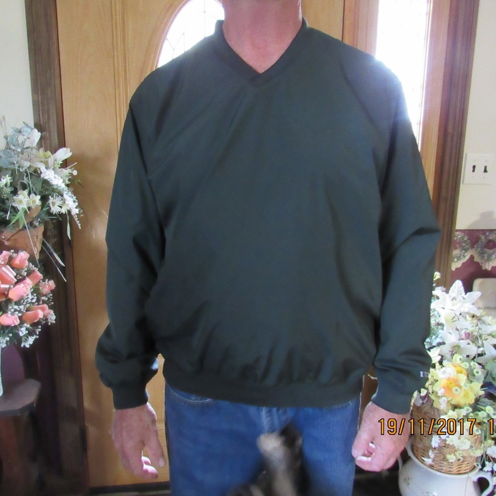 JB252.  Men's  Izod Pullover Shirt. Size Large