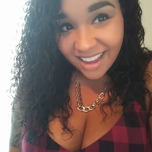 Meet your Posher, Aisha