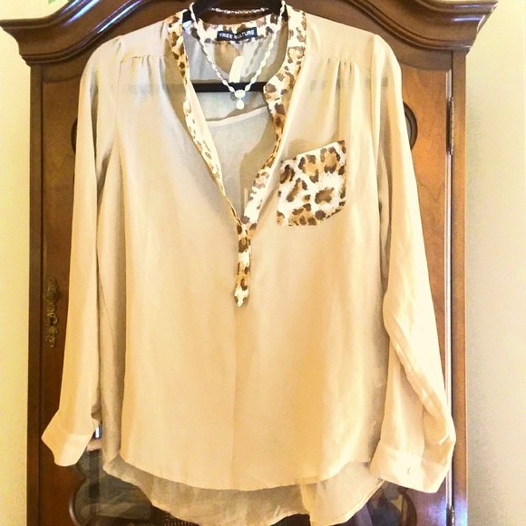 FREE CULTURE Tops - 🦋BEAUTIFUL BEIGE w/LOVELY LEOPARD TOUCHES SZ M🦋