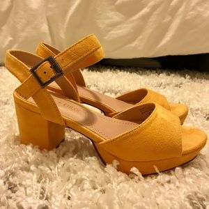 💛 yellow heeled sandals! 🌼